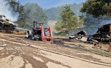 FOTO: Požiar traktora a balíkov sena v hospodárskom objekte medzi obcami Dlžín a Šútovce