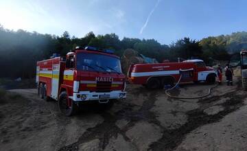 FOTO: Požiar traktora a balíkov sena v hospodárskom objekte medzi obcami Dlžín a Šútovce