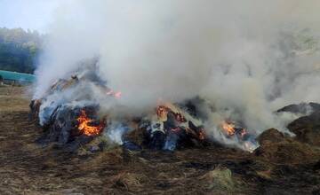 FOTO: Požiar traktora a balíkov sena v hospodárskom objekte medzi obcami Dlžín a Šútovce