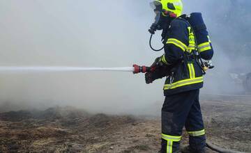 FOTO: Požiar traktora a balíkov sena v hospodárskom objekte medzi obcami Dlžín a Šútovce