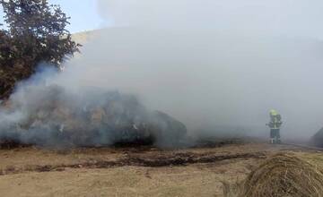 FOTO: Požiar traktora a balíkov sena v hospodárskom objekte medzi obcami Dlžín a Šútovce