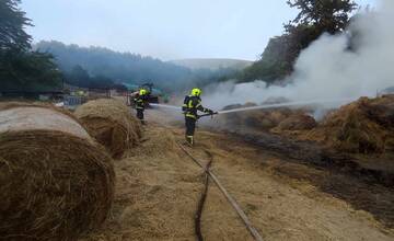 FOTO: Požiar traktora a balíkov sena v hospodárskom objekte medzi obcami Dlžín a Šútovce