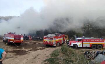 FOTO: Požiar traktora a balíkov sena v hospodárskom objekte medzi obcami Dlžín a Šútovce