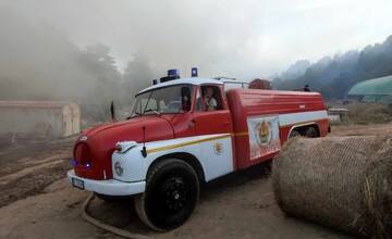 FOTO: Požiar traktora a balíkov sena v hospodárskom objekte medzi obcami Dlžín a Šútovce