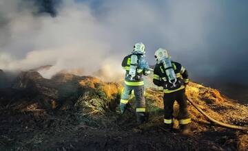 FOTO: Požiar traktora a balíkov sena v hospodárskom objekte medzi obcami Dlžín a Šútovce