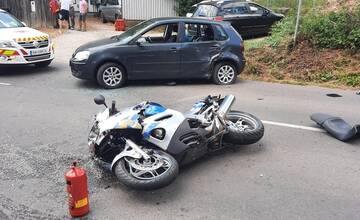FOTO: Pri nehode motocykla s osobným autom medzi Nitrianskym Pravnom a Tužinou sa zranilo aj dieťa