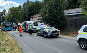 FOTO: Pri nehode motocykla s osobným autom medzi Nitrianskym Pravnom a Tužinou sa zranilo aj dieťa