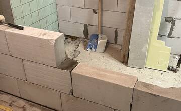 FOTO: Dom kultúry v Považskej Bystrici prechádza rozsiahlou rekonštrukciou. Aktuálne modernizujú sa sociálne zariadenia