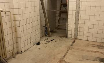 FOTO: Dom kultúry v Považskej Bystrici prechádza rozsiahlou rekonštrukciou. Aktuálne modernizujú sa sociálne zariadenia