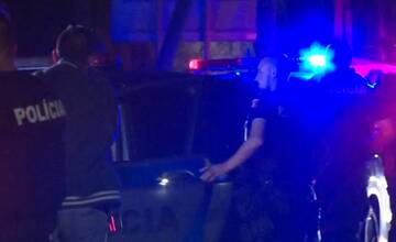 FOTO: Muža museli zo zamknutého domu násilne odviesť kukláči