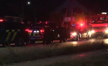 FOTO: Muža museli zo zamknutého domu násilne odviesť kukláči