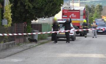 FOTO: Muža museli zo zamknutého domu násilne odviesť kukláči