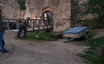 FOTO: Muž poškodil cestu na hrad Tematín