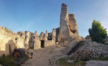 FOTO: Muž poškodil cestu na hrad Tematín