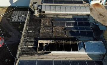 FOTO: Požiar výrobnej haly v Partizánskom má státisícové škody. Nikto sa však nezranil