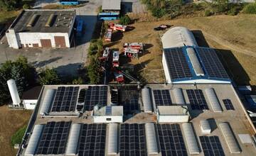 FOTO: Požiar výrobnej haly v Partizánskom má státisícové škody. Nikto sa však nezranil