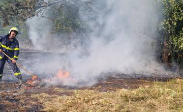 FOTO: Rýchly zásah hasičov zabránil rozšíreniu požiaru v staroturianskych letoch