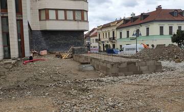 FOTO: Práce na rekonštrukcií Trenčianskeho námestia napredujú 
