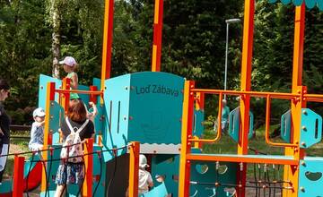 FOTO: Nové inkluzívne ihrisko pre deti v Handlovej. Moderný priestor je určený aj deťom so zdravotným znevýhodnením