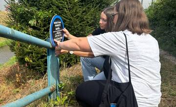 FOTO: Ipčko pomáha aj v Trenčíne. Pri železničných koľajoch umiestnili tabule nádeje, aby predišli tragédiám