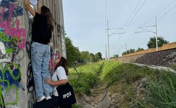 FOTO: Ipčko pomáha aj v Trenčíne. Pri železničných koľajoch umiestnili tabule nádeje, aby predišli tragédiám