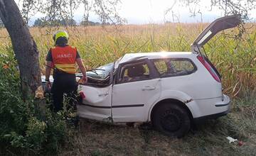 FOTO: Hasičom sa podarilo vyslobodiť muža po nehode