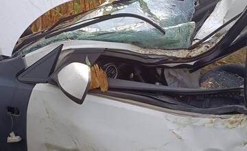 FOTO: Hasičom sa podarilo vyslobodiť muža po nehode