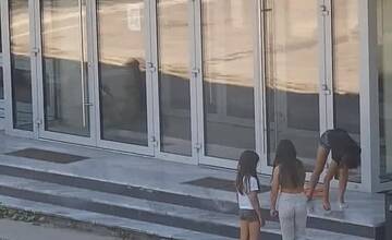 FOTO: Malí vandali vyčíňali pred kultúrnym domom v Považskej Bystrici. Pri "čine" ich nakrútila kamera