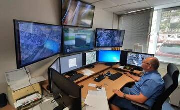 FOTO: Malí vandali vyčíňali pred kultúrnym domom v Považskej Bystrici. Pri "čine" ich nakrútila kamera