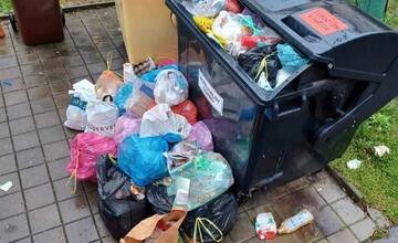 FOTO: V Novej Dubnici riešia problém s odpadkami mimo smetných košov. Zvyšuje sa tím poplatok za odpad, píše mesto