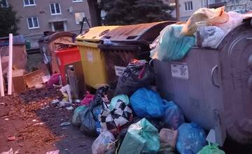 FOTO: V Novej Dubnici riešia problém s odpadkami mimo smetných košov. Zvyšuje sa tím poplatok za odpad, píše mesto