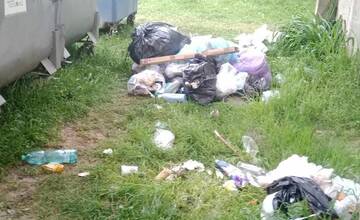 FOTO: V Novej Dubnici riešia problém s odpadkami mimo smetných košov. Zvyšuje sa tím poplatok za odpad, píše mesto