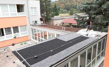 FOTO: Na základnej škole v Partizánskom pribudne zelená strecha