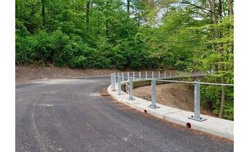 FOTO: Motorkári si robia z cesty pretekársku dráhu 