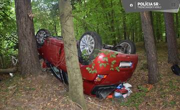 FOTO: Vodička pravdepodobne neprispôsobila jazdu svojím schopnostiam a havarovala