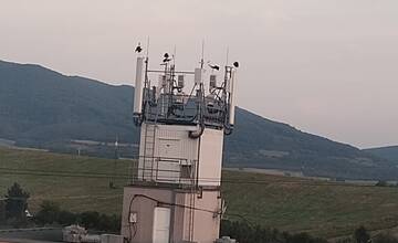 FOTO: Trenčanom sa podarilo spraviť nádherné fotografie bocianov na sídlisku 