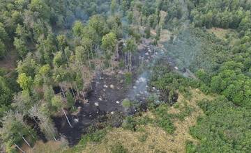 FOTO: V obci Veľké Uherce horelo. Požiar lesného porastu hasilo vyše 50 hasičov