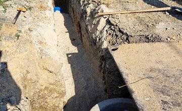 FOTO: Budovanie novej kanalizácie v obci Trenčianske Jastrabie