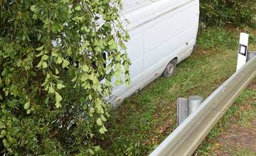 FOTO: Vodič nezvládol jazdu na mokrej vozovke