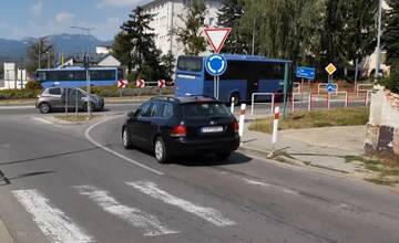 FOTO: Kamióny búrajú značenia na kruhovom objazde a zmiznú 