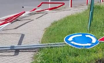 FOTO: Kamióny búrajú značenia na kruhovom objazde a zmiznú 