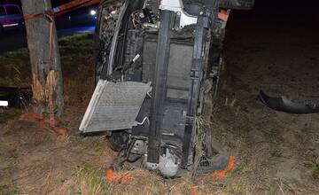 FOTO: Mladý vodič zišiel z cesty a nabúral rovno do stromu