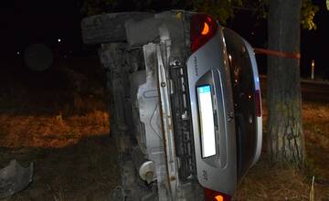 FOTO: Mladý vodič zišiel z cesty a nabúral rovno do stromu