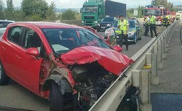 FOTO: Vodička dostala šmyk a narazila do panelovej zábrany na diaľnici D1 pri Trenčíne