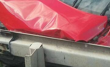 FOTO: Vodička dostala šmyk a narazila do panelovej zábrany na diaľnici D1 pri Trenčíne