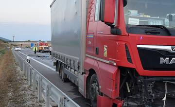 FOTO: Smrteľná nehoda na R2 pri obci Dolné Naštice. Vodič pri predbiehaní čelne narazil do nákladného vozidla
