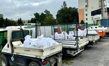 FOTO: Samosprávy v Trenčianskom kraji sa pripravujú na povodne. Nachystané už majú vrecia s pieskom a sú v pohotovosti