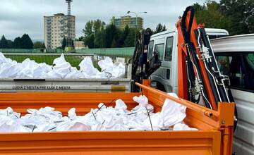 FOTO: Samosprávy v Trenčianskom kraji sa pripravujú na povodne. Nachystané už majú vrecia s pieskom a sú v pohotovosti