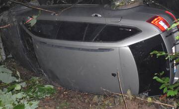 FOTO: Muž pod vplyvom alkoholu a bez vodičského oprávnenia havaroval pri Zlatníkoch