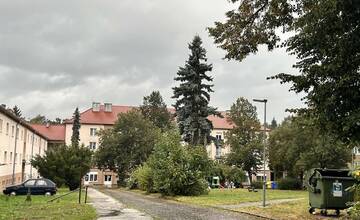 FOTO: V Handlovej začínajú s rekonštrukciou Mierového námestia. Pribudnú parkovacie miesta aj plochy na komunálny odpad